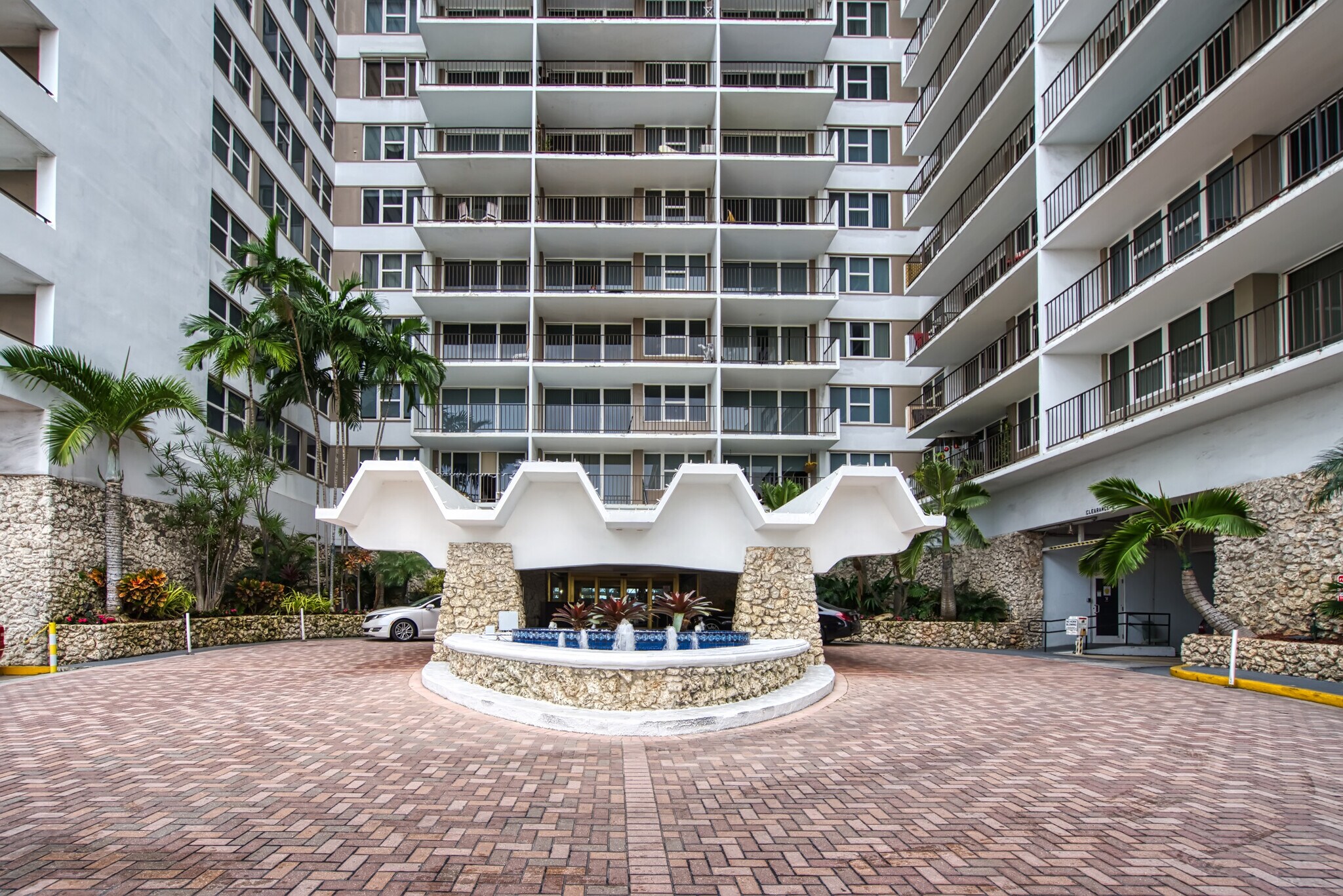 Building Photo - 2030 S Ocean Dr