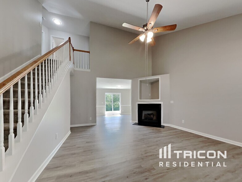 Building Photo - 827 Peachtree Meadows Cir
