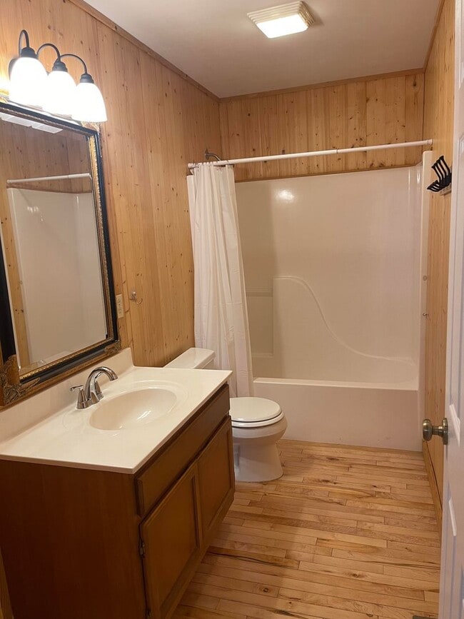 Building Photo - Charming Cabin