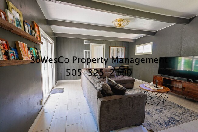 Building Photo - (FURNISHED) Charming Fully Furnished 2 Bedroom Home with Spacious Yard
