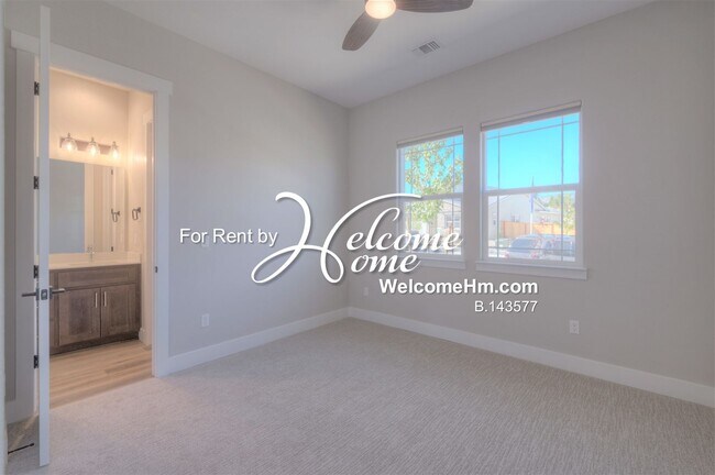 Building Photo - 262 Commodore Dr