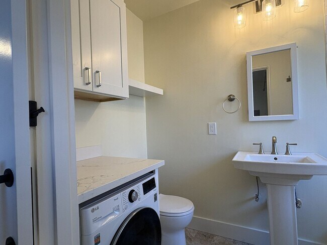 Building Photo - Newly Updated Second-Floor Studio in Palo Alto!