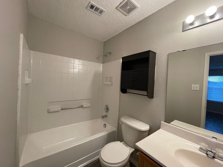 Building Photo - 5013 Waterford Dr