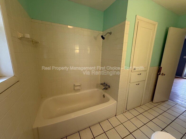 Building Photo - 1901 S 72nd St