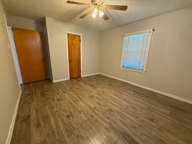 Building Photo - 2125 Cedar Crest Dr