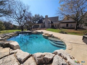 Building Photo - 1060 Great Oaks Dr