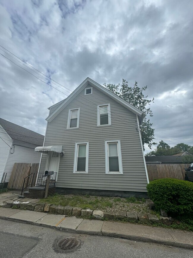 Primary Photo - 2452 Thurman Ave