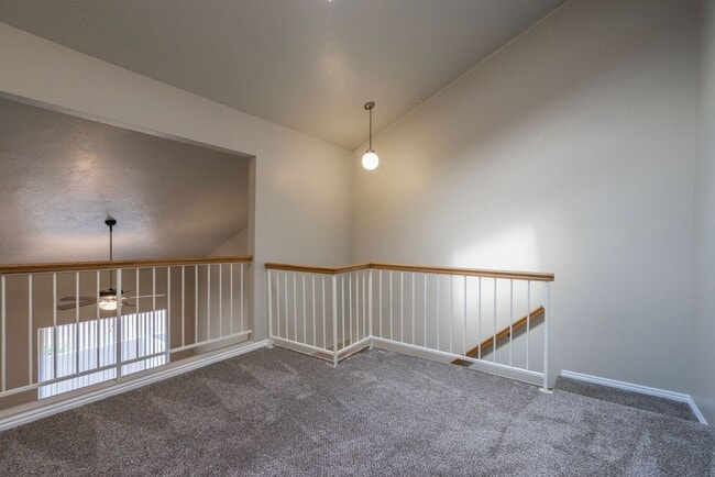 Building Photo - Spacious Updated Townhome in Downtown St. ...