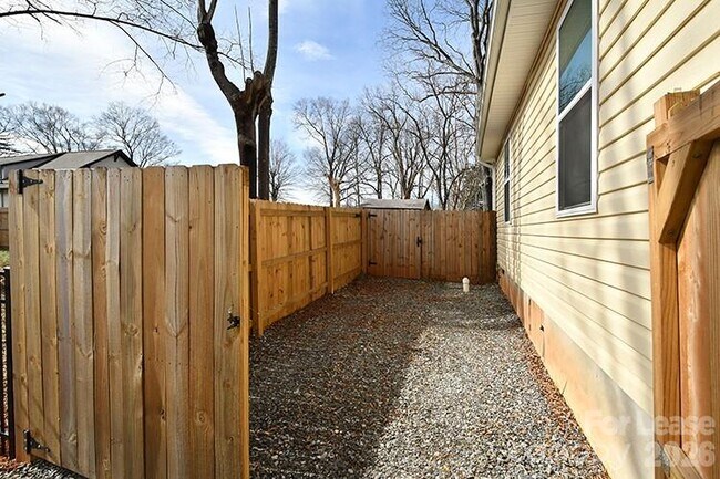 Building Photo - 746 Opal St