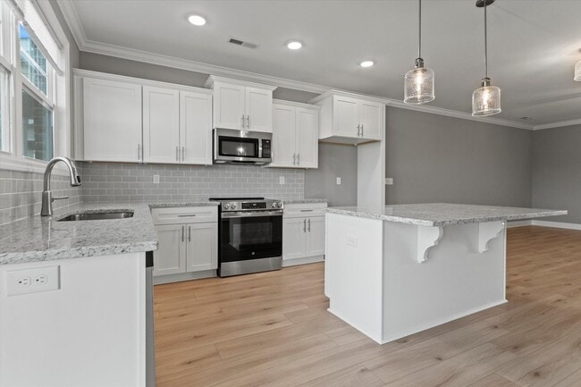 Building Photo - MOVE IN Special....1st Month's Rent Free!!!