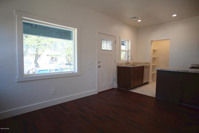 Building Photo - 118 E 18th St