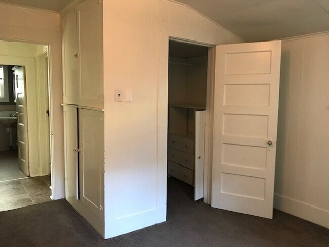 Building Photo - 3 Bedroom, 1 Bathroom Home in Sunnyland! Lawncare included with ample parking