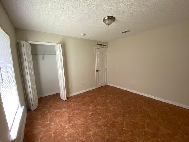 Building Photo - Available Now 3br 2b