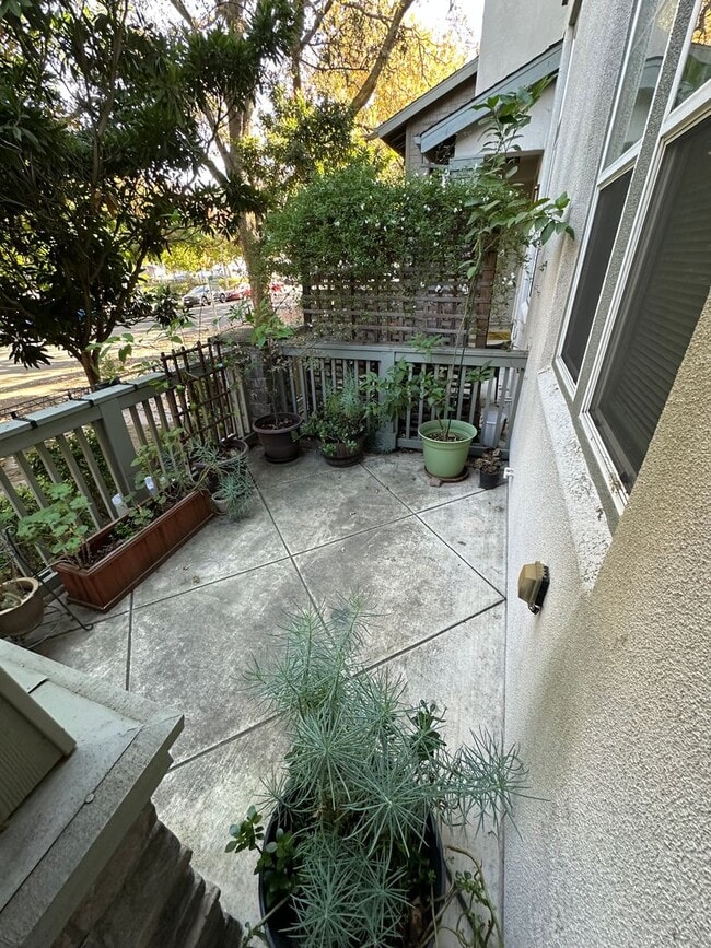 Building Photo - Welcome to modern luxury living in the heart of Midtown Sacramento!