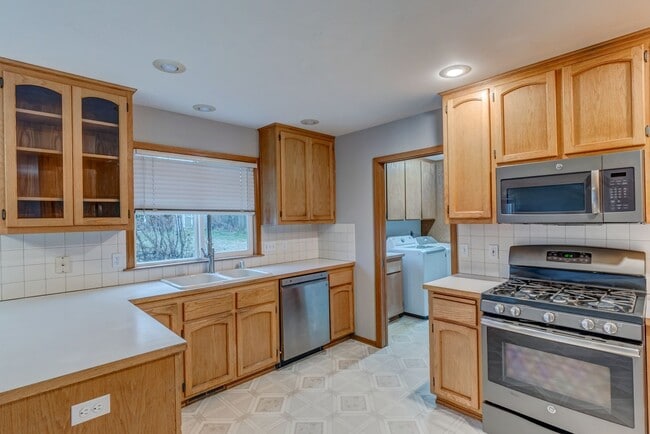 Building Photo - 4 bedroom, 3 bath Dog Friendly Home!