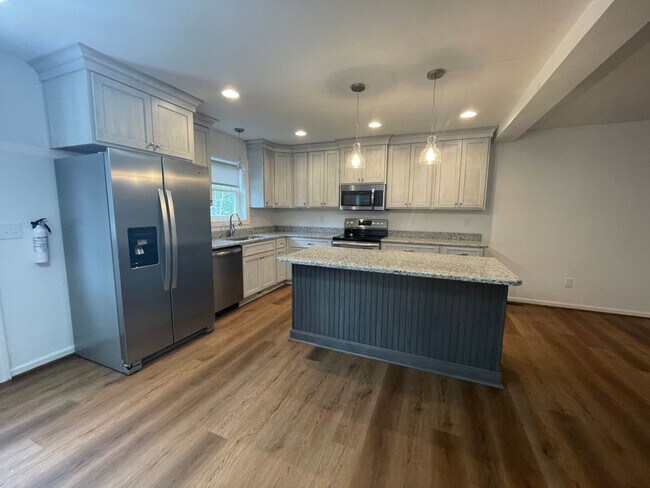 Building Photo - 350 Pinewood Circle