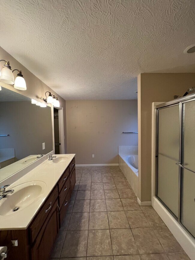 Building Photo - Great location in Nixa 3 bedroom 2 full bathrooms