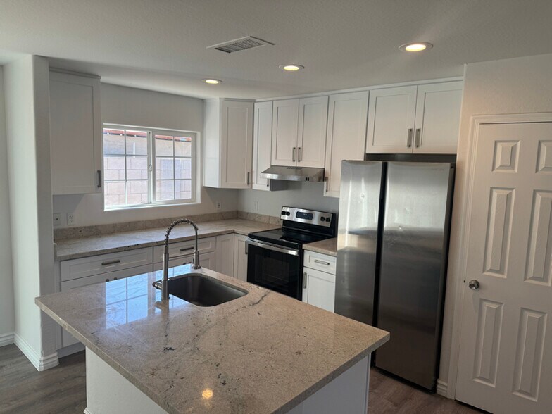 Primary Photo - 2702 E Juniper Ave