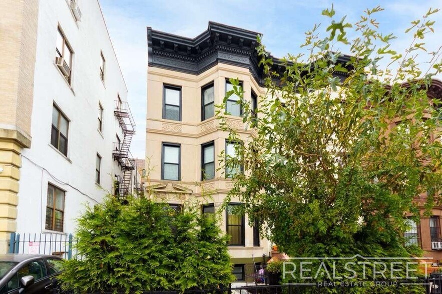 Building Photo - Refined Top-Floor 3-Bed Home in a Restored...