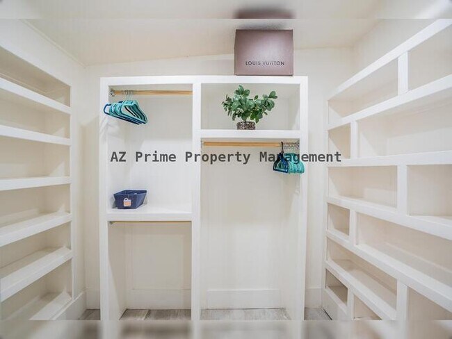 Building Photo - 1942 W Indianola Ave