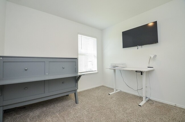 Building Photo - 11921 Summer Oak Trl