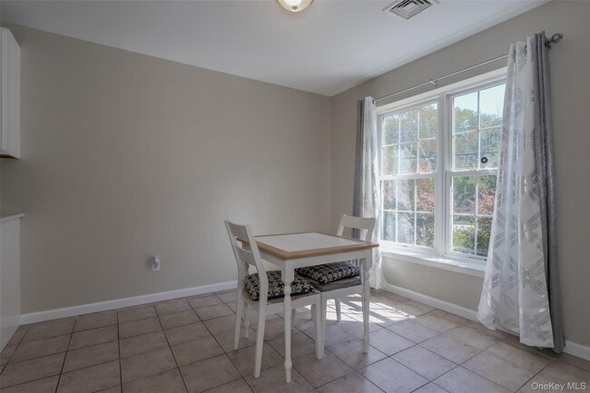 Building Photo - 423 Kings Hwy