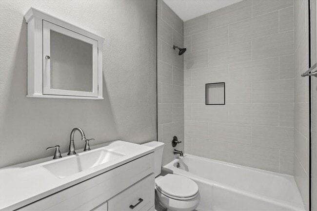 Building Photo - 10819 Crown Colony Dr