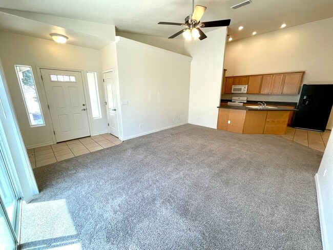 Building Photo - Great 3 Bedroom Duplex near the Kingman Hospital!