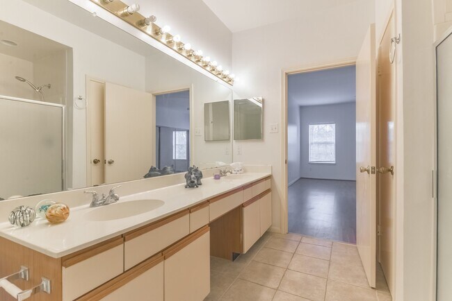 Building Photo - 3126 Holly Hall St