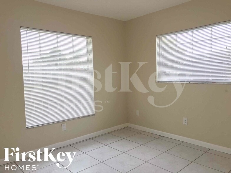 Building Photo - 14202 SW 110th Ave