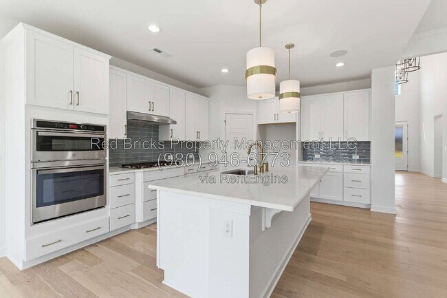 Building Photo - 4016 Dahlia Dr