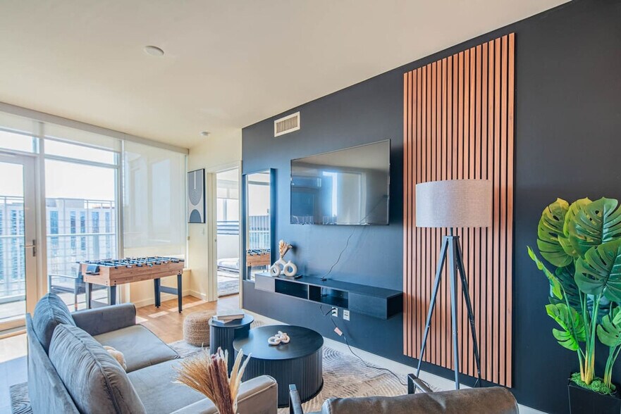 Primary Photo - 44 W Monroe St