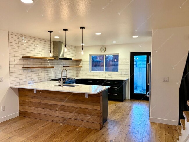 Building Photo - Find a piece of serenity in Historic Old Bend! (Unfurnished)