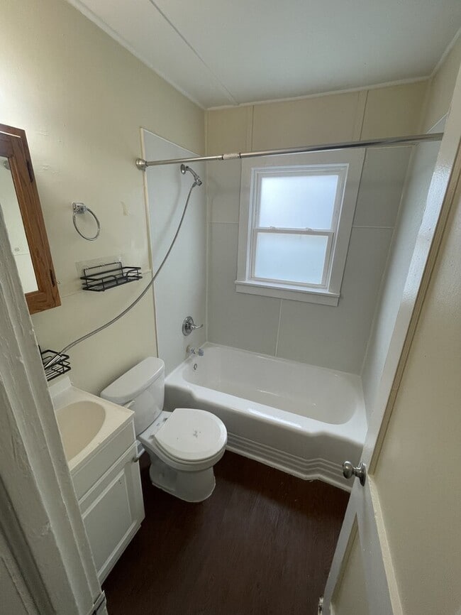Building Photo - one bedroom one bath