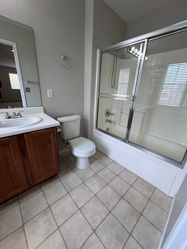Building Photo - 3Bed/2.5Bath/2Car Residence located in North Las Vegas gated community!