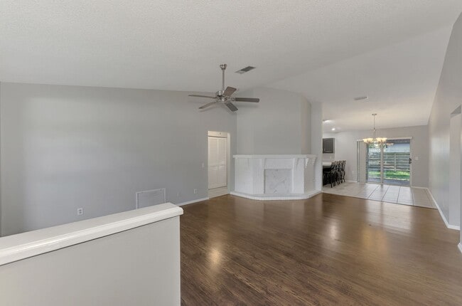 Building Photo - STUNNING 3 BEDROOM, 2 BATHROOM, 2 CAR GARAGE HOME LOCATED IN THE HIGHLY SOUGHT AFTER BRIARWOOD CO...