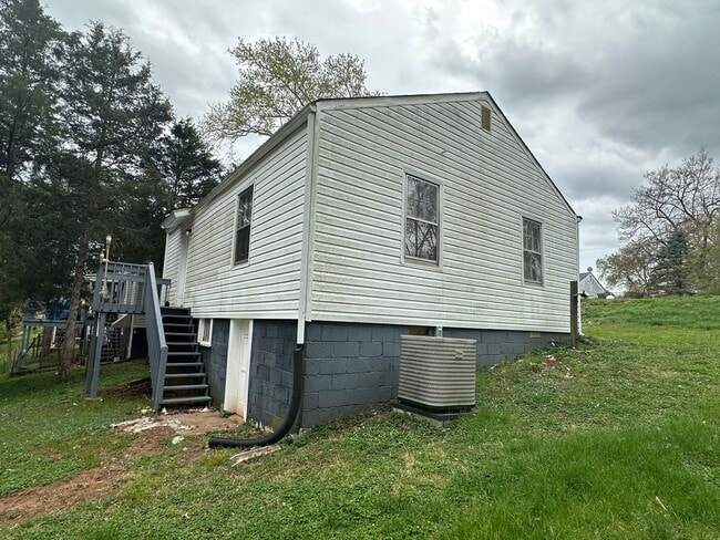 Building Photo - 2 Bedroom House Near University of Lynchburg