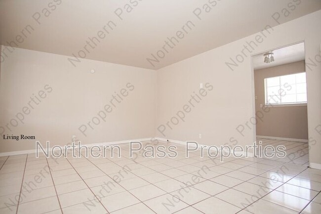 Building Photo - Silver