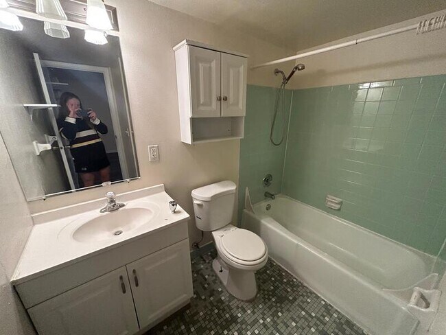 Building Photo - 134 E Johnson St