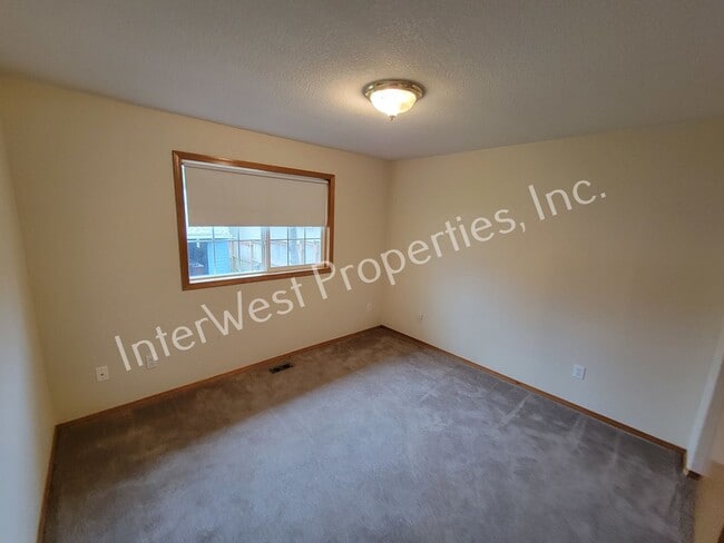 Building Photo - Tigard 3 Bd 2ba Ranch Style Home on Flag L...