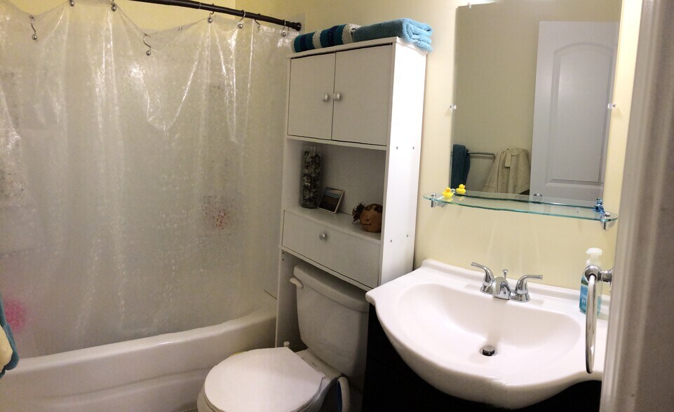 Building Photo - 323 S 46th St