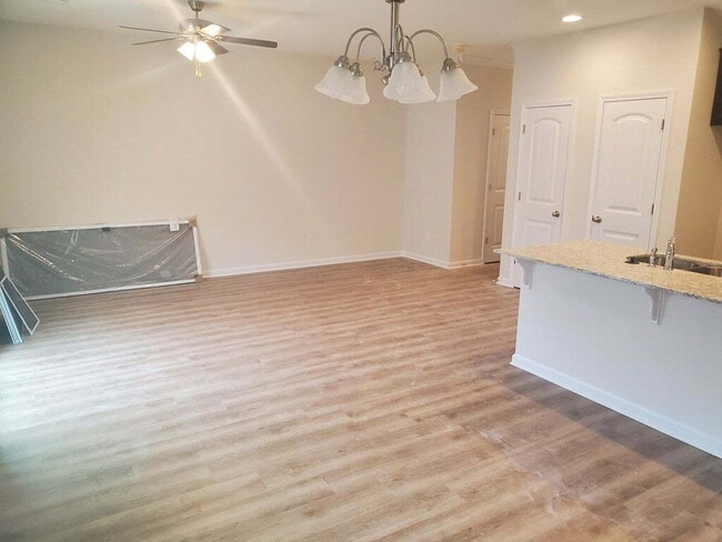 Building Photo - Great Townhome!