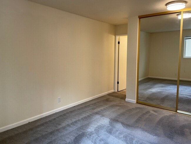 Building Photo - $500 off 1st months rent!!  Bright and Modern Northgate Condo!