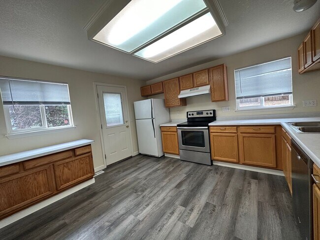 Building Photo - Updated 2 Bedroom w/ a Loft, 2 story