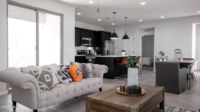 Building Photo - 14717 Pebble Hills Blvd
