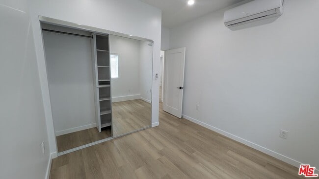 Building Photo - 1259 Devon Ave