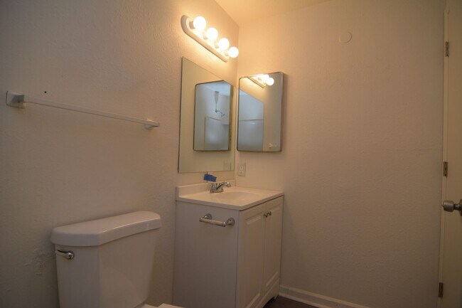 Building Photo - Remodeled 3 Bedroom 1 Bath Five-plex! Close to Downtown and the UofA!