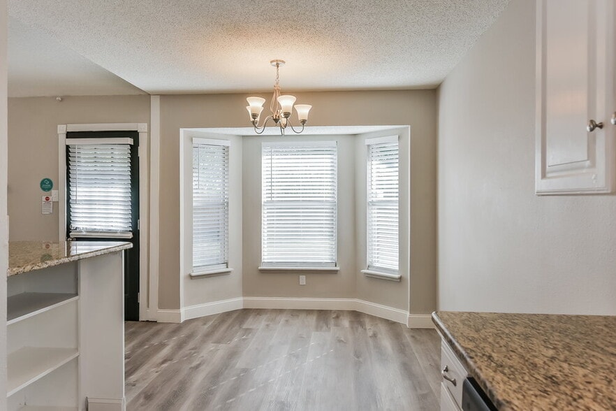 Building Photo - 813 Globe Ave