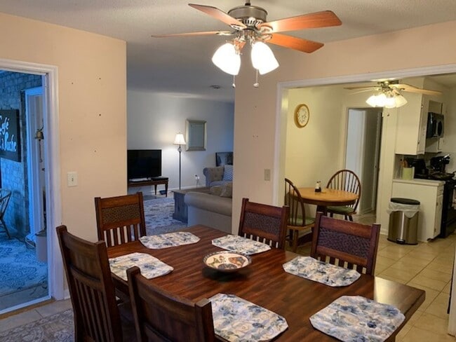 Building Photo - Convenient 3-Bed, 2.5-Bath James Island Co...