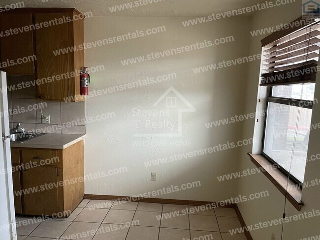 Building Photo - 1912 SW D Ave